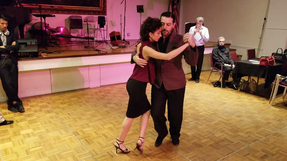 Video thumbnail for Argentine Tango class: Florencia Borgnia & Marcos Pereira - Bajo el Cono Azul