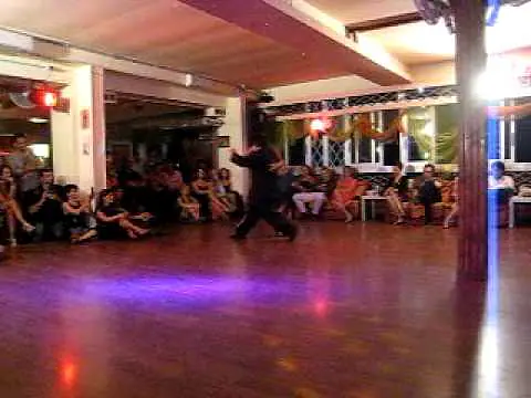 Video thumbnail for Aoniken Quiroga y Luna Palacios bailan Sacale Punta(Milonga del Angel -Genova )4 Ottobre2009)