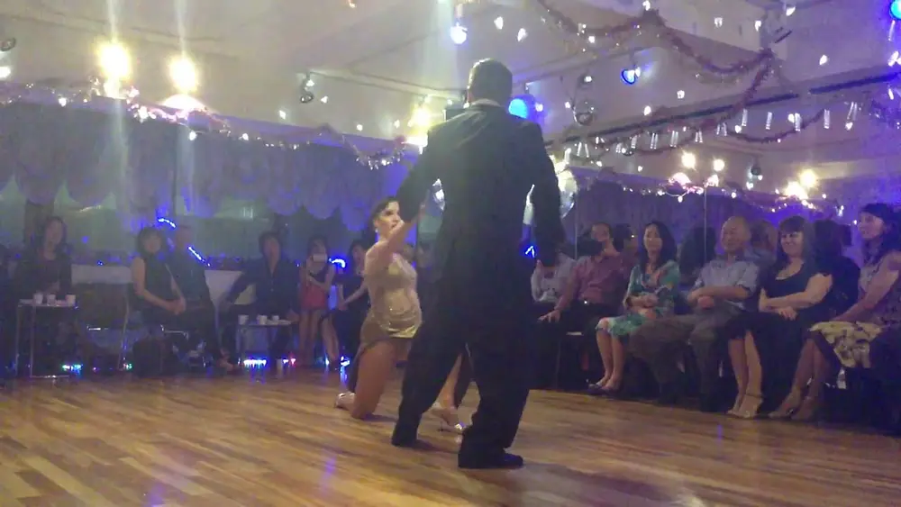 Video thumbnail for Tango ZUM (Version forever tango) bailan Daniel Boujon y Agustina Piaggio en Tokyo