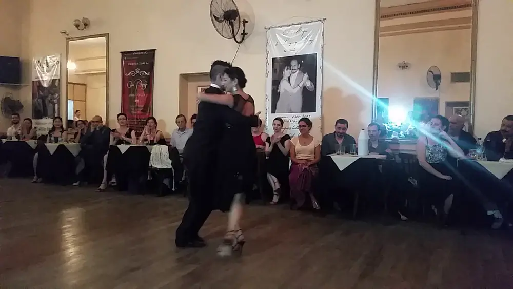 Video thumbnail for Javier Rodríguez y Moira Castellano en Soho Tango - La Espuela