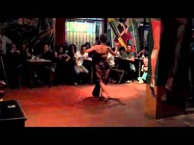 Video thumbnail for Mario De Camillis y Bárbara bailan en la milonga El Monito
