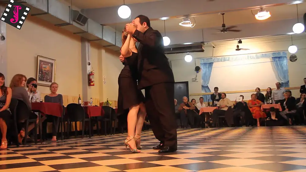 Video thumbnail for Jose Luis Ferraro y Paola Tacchetti en el Sin Rumbo (Milonga)