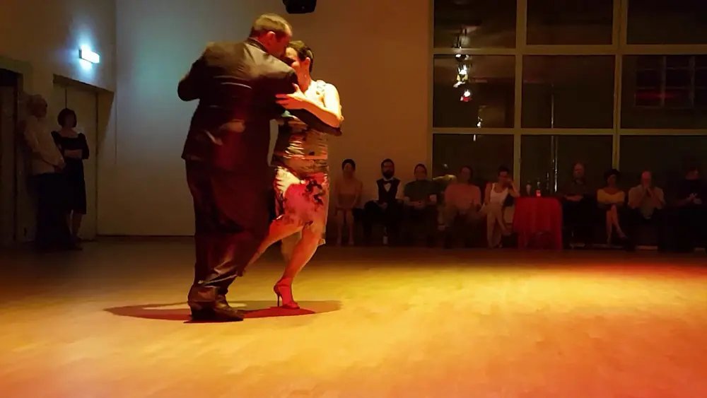 Video thumbnail for Tango by Daniela Pucci and Luis Bianchi: "Se Va la Vida" by Donato