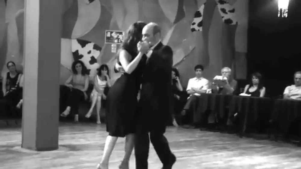 Video thumbnail for Maria Plazaola Y Ricardo Viquiera bailan en El Beso