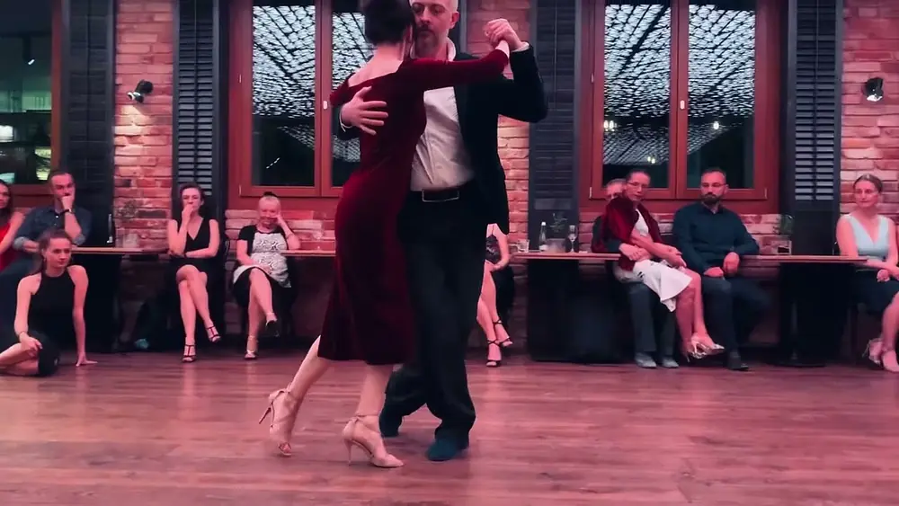 Video thumbnail for Joanna Jabłońska & Piotr Bochiński milonga Cascabelito 2/4