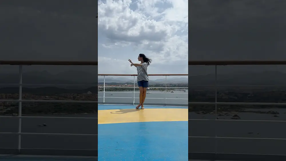 Video thumbnail for Silvina Tse adornos during the parada.