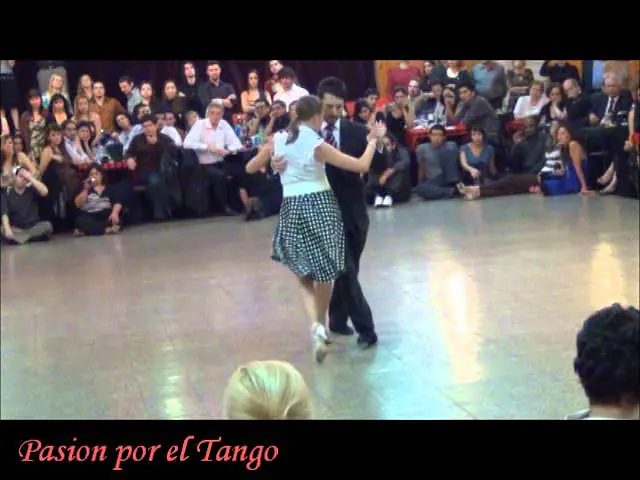 Video thumbnail for ANDREA MISSE Y JAVIER RODRIGUEZ BAILANDO EL TANGO ARRABAL EN LA BALDOSA MILONGA