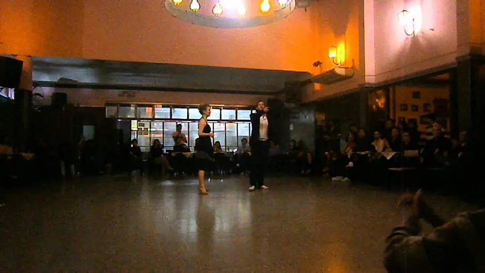 Video thumbnail for Pedro Farias y Eva Lehrmann en El Motivo tango, Noche de desafios