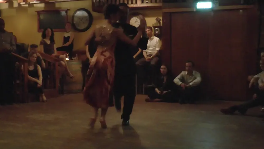 Video thumbnail for Fabian Peralta & Josefina Bermudez in Milonga Porteña (1) "Yo Soy El Tango" A.Troilo