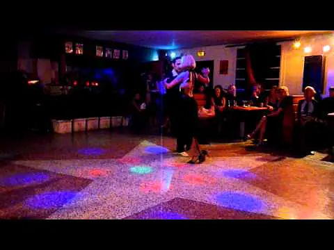 Video thumbnail for Virginia Uva y Cesar Agazzi bailan el Recodo en Milonga Los Amigos ( Passy, Francia)