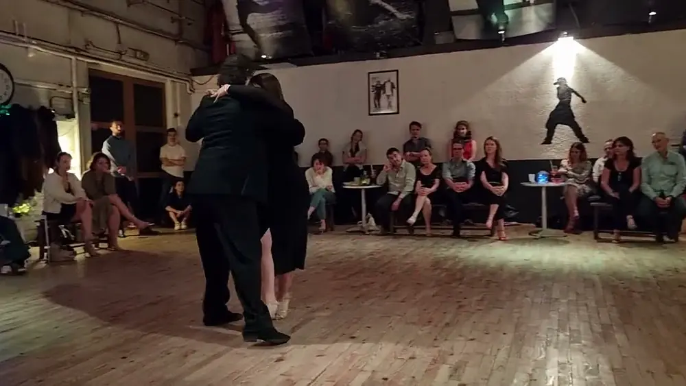 Video thumbnail for Aline DE LUCA et Alexis RODRIGUEZ - D'Arienzo Echagüe - Y suma y sigue - Lyon milonga la Cachila