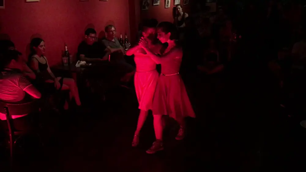 Video thumbnail for Inés Muzzopappa y Gaby Mataloni en la Milonga del Pez Cañón 1/3
