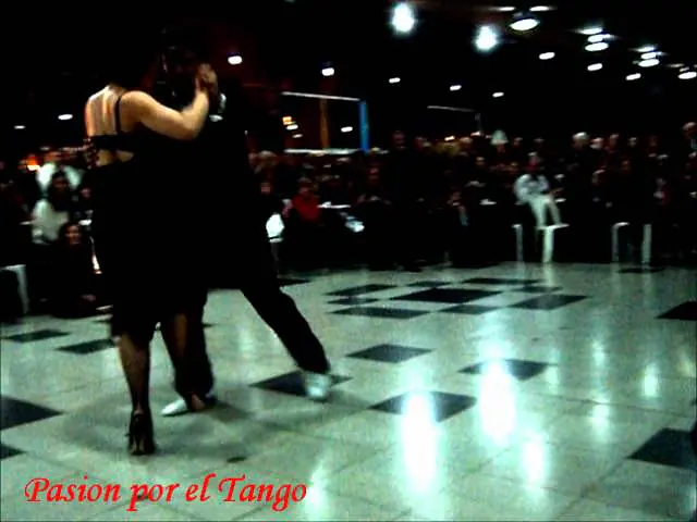 Video thumbnail for CORINA DE LA ROSA Y JULIO BALMACEDA  EN LA MILONGA DE OLIVOS LA MAQUINA TANGUERA MILONGA