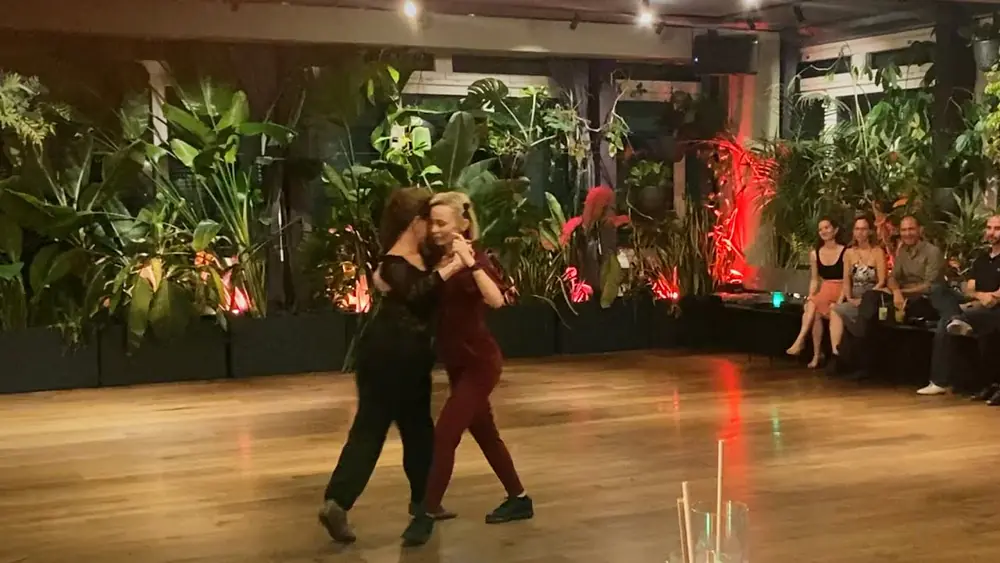 Video thumbnail for Silvina Valz and Angela Baciu dancing d‘Arienzo
