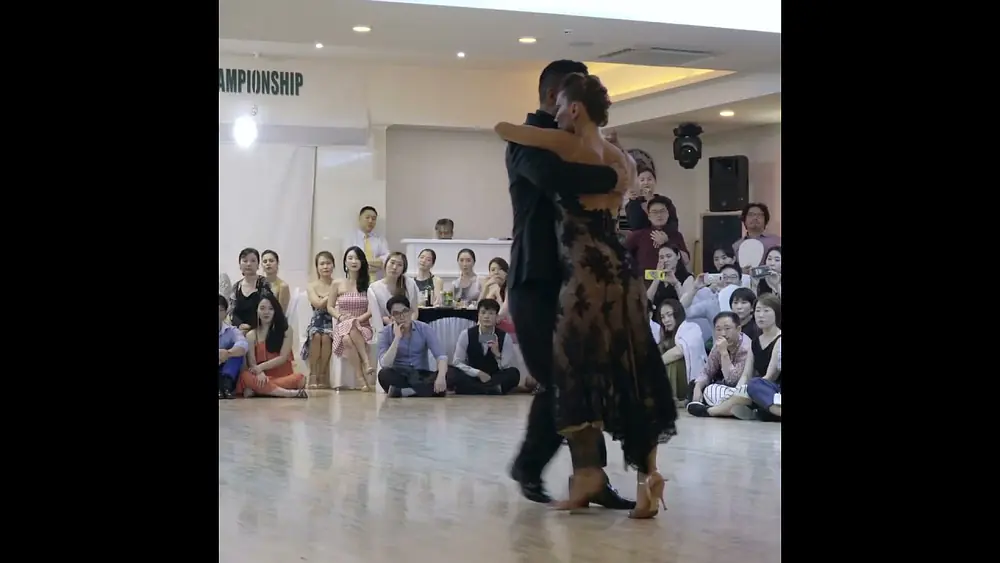 Video thumbnail for Sebastian Arce y Mariana Montes - Tigre Viejo #TangoMoment