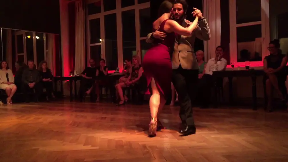 Video thumbnail for Natasha Lewinger y Haris Mihail 4/5 bailan la Milonga "La Cicatriz" de Juan d'Arienzo