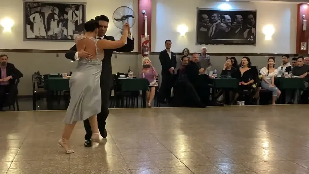 Video thumbnail for Edwin Espinosa y Alexa Yepes bailan Color Cielo, Juan D’Arienzo en milonga la baldosa Buenos Aires