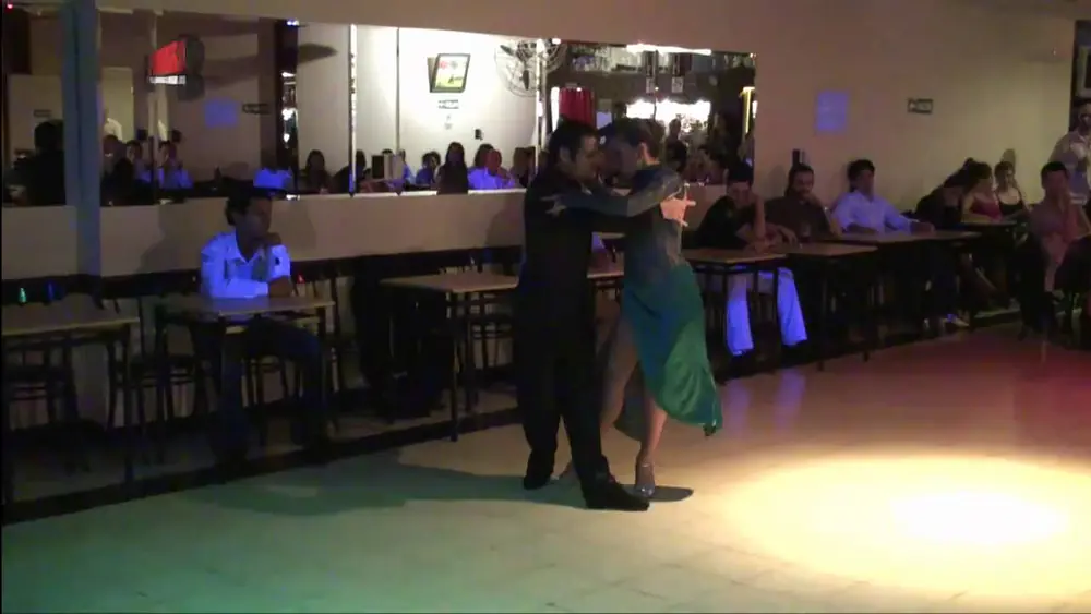 Video thumbnail for Neri Luciano Piliu y Yanina Quiñones Tango en Milonga 10 Oct 2010