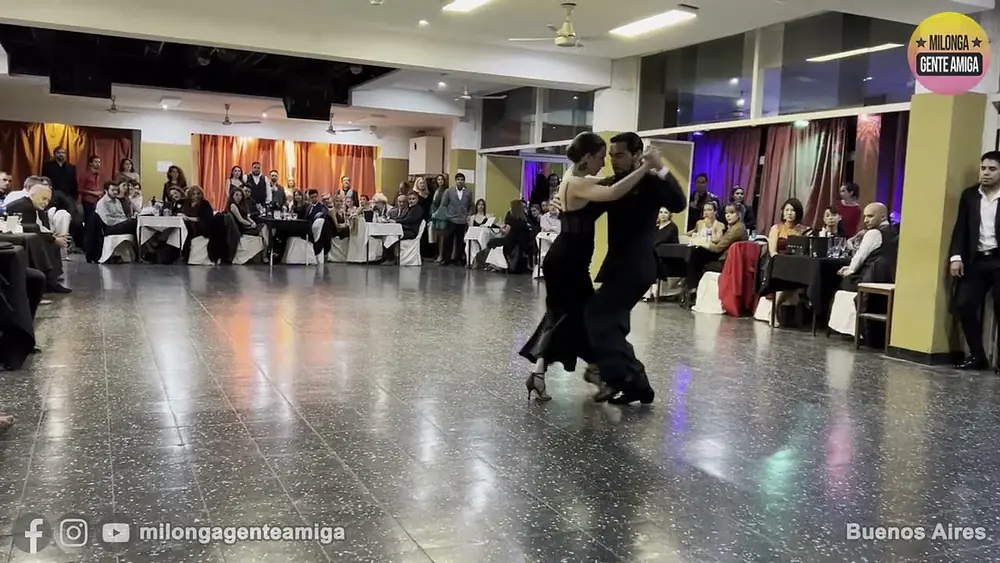 Video thumbnail for Carla Rossi y José Luis Salvo  - Milonga Gente Amiga -  2022 (1 de 3)