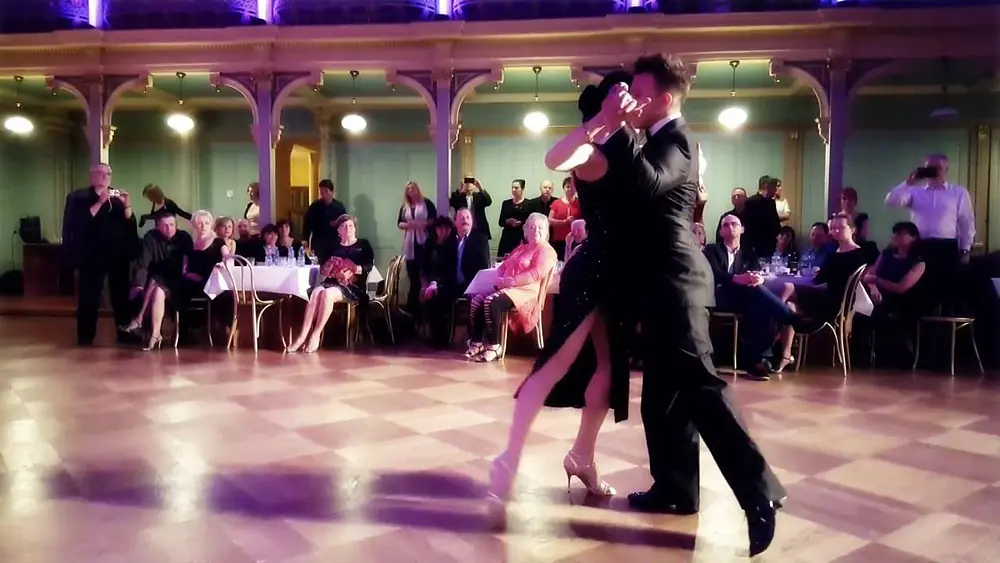 Video thumbnail for Natalia Cristofaro & Pablo Calvelli - Buscandote (tango)