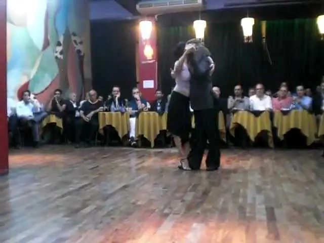 Video thumbnail for Tango milonguero - Tango- Silvia Tonelli y Claudio Ruberti bailan en Cachirulo al Beso - Enero 2012