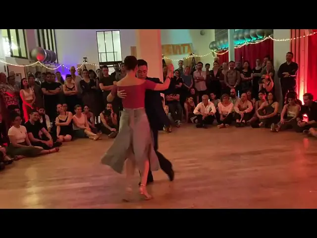 Video thumbnail for Veronica Toumanova and Asya Moiseeva performing at La Dolce Vita, Paris (4/4)