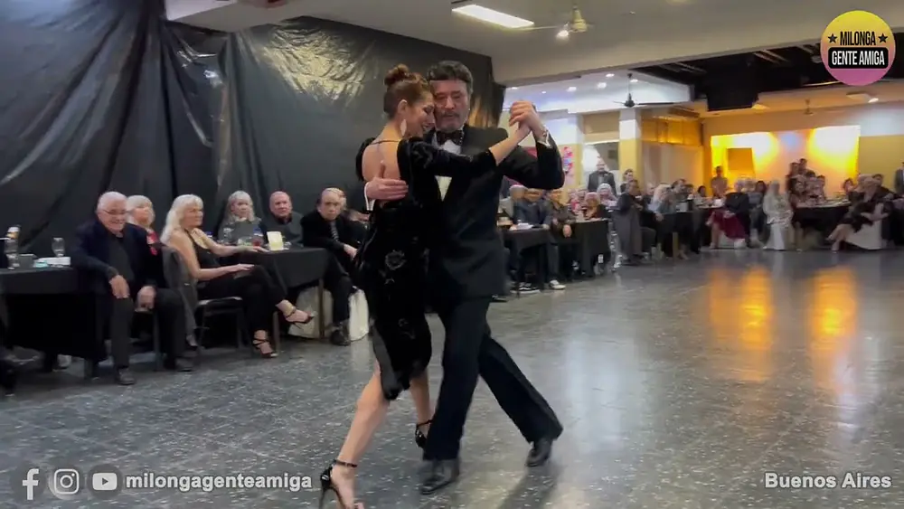 Video thumbnail for Carlos Rivarola y Moira Castellano - Milonga Gente Amiga - 23/JUL/2023 (2/3)