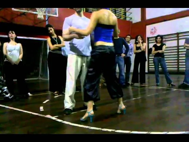 Video thumbnail for Marcelo La Valle y Mariela Pandelo, clase de tango en La Viruta