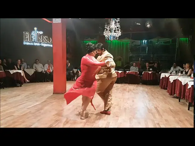 Video thumbnail for Milonga de los Domingos -  20/05/2019 - Claudio Gonzalez y Julia Urruty 1/2