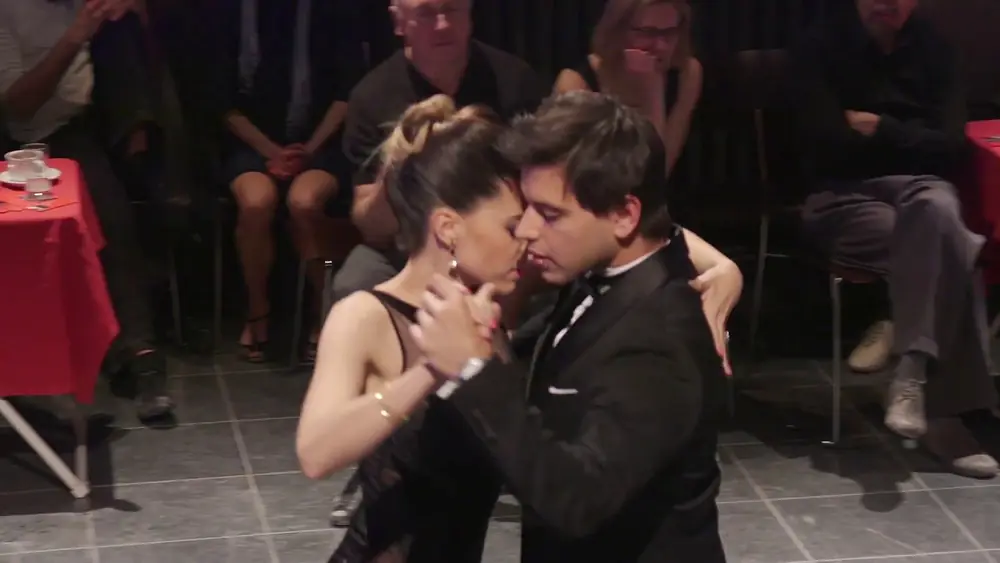 Video thumbnail for Eva Icikson & Brenno marqués bailan Tango en la Capilla Altena