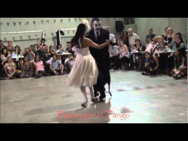 Video thumbnail for MARIANA FLORES EDUARDO CAPUSSI bailando PORTEÑA LINDA en la MILONGA DEL MORAN