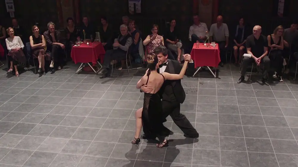 Video thumbnail for Eva Icikson & Brenno Marqués bailan milonga en la Capilla Altena
