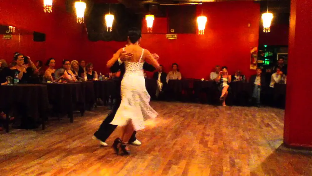 Video thumbnail for Bailaron Cinthia Diaz & Bruno Mayo, en la milonga de los domingos El Beso. Part. 1 - 17/05/15