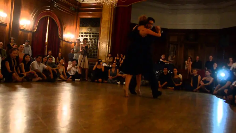 Video thumbnail for Noelia Hurtado & Carlitos Espinoza, 'Ríe payaso' (D'Arienzo)