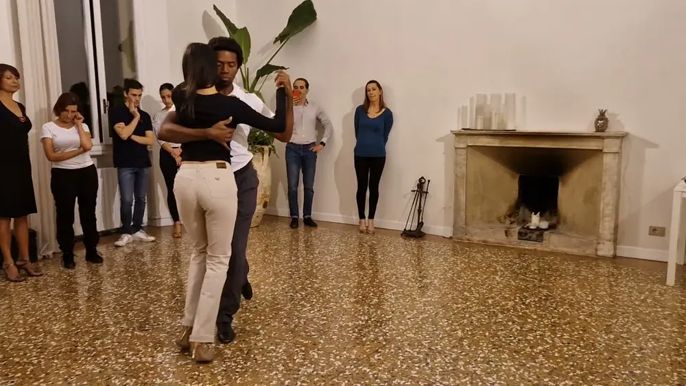 Video thumbnail for lezione di tango principianti. Silvina Tse e Julio Alvarez #lezioneditango #Silvinatse #julioalvarez