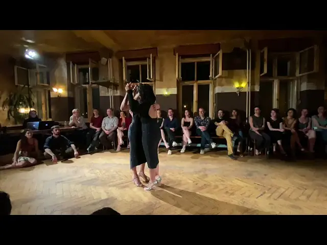 Video thumbnail for 1/4 Soledad Larretapia & Corina Herrera. Milonga Arlequín (Berlin) Noviembre 2021.