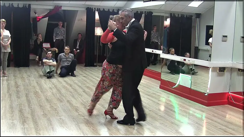 Video thumbnail for Baile Tango Social, milonguero Elvira Malishevskaya Rusia Carlos Neuman Argentina, Por una cabeza,