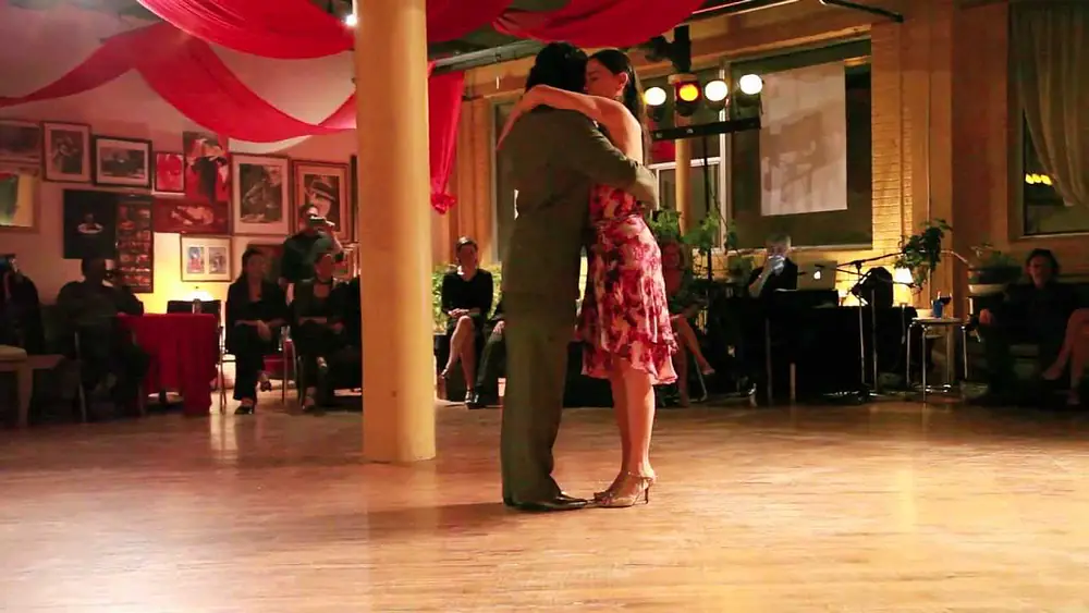 Video thumbnail for Julio Mendez et Mariana Galassi, "Comme il faut" (tango), (1de3).