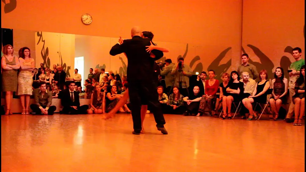 Video thumbnail for Alberto Colombo y Mariela Sametband dance in milonga-solidaria 1
