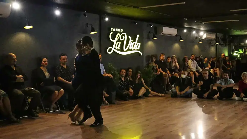 Video thumbnail for Batuhan Boy & Nida İnceoğlu 2/3 Juan D'Arienzo - Mentias Tango La Vida Golden Nights