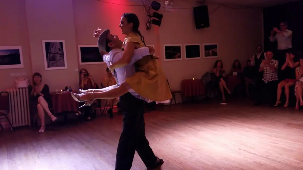 Video thumbnail for Argentine tango:Andrés Bravo & Sarita Apel - No Hay Tierra Como la Mía