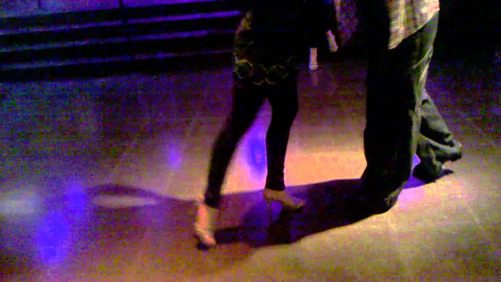 Video thumbnail for Daniela Roig y Hernán Prieto, Clase de tango en La Viruta (14-09-2011)