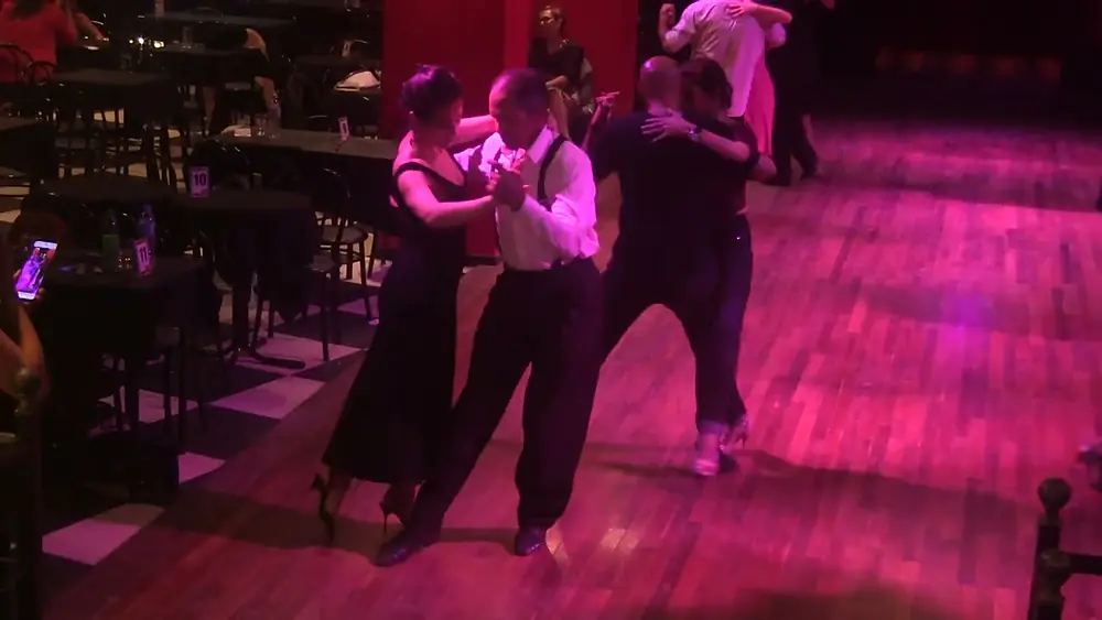 Video thumbnail for Baile de tango social. Profesional milongueando en la pista. Frank Obregon y compañera