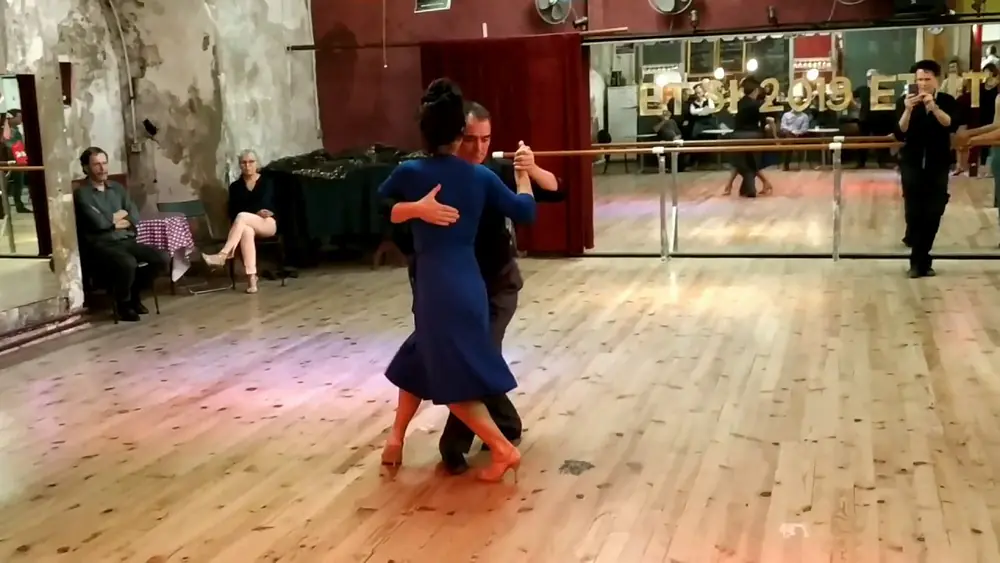 Video thumbnail for Résumé atelier inter-conf-avance 15 janvier 2019 à Tango de soie avec Esteban Moreno et Virginie Gil