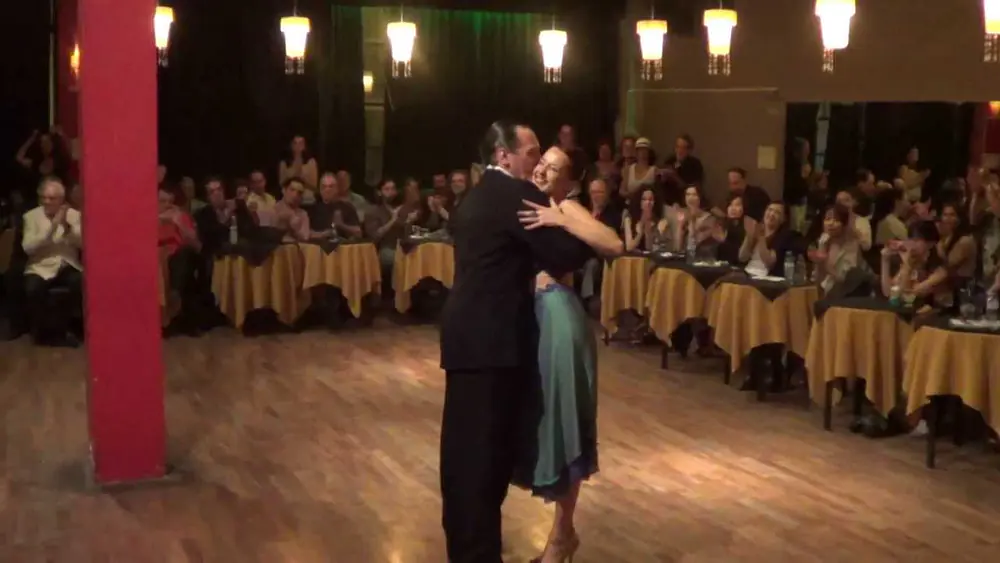 Video thumbnail for Alejandra Gutty y Pancho Martinez Pey en El Beso • Milonga!