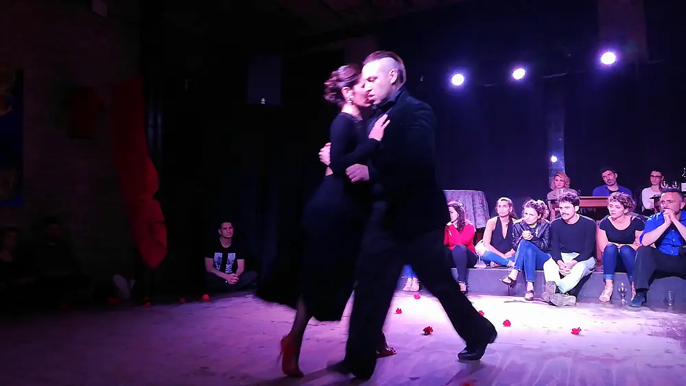 Video thumbnail for Hugo Mastrolorenzo y Agustina Vignau en Milonga Paquita 1/3