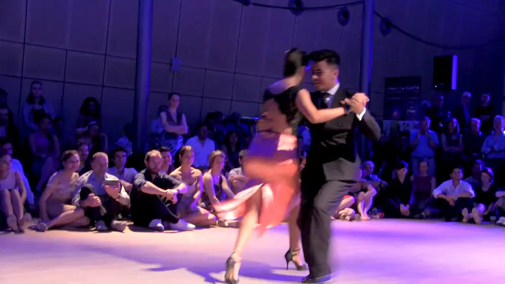 Video thumbnail for Roxana Suarez et Sebastian Archaval dansent sur le tango Loca