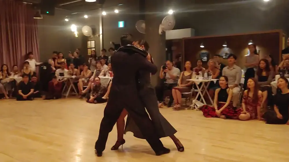 Video thumbnail for [Carlos Di Sarli, Oscar Serpa - Tus Palabras y la Noche] Fernando Gracia & Sol Cerquides