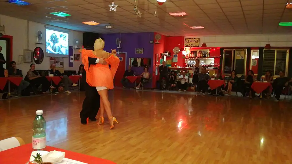 Video thumbnail for Yanina Erramouspe y Leo Ortiz, Nueve Puntos, Di Sarli.