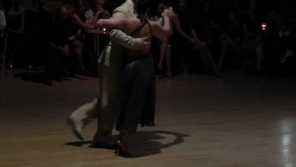 Video thumbnail for Diego Converti & Graciela Gamba   El nene del Abasto   D´Arienzo   Echague   Milonga Corrientes   Londres   26 11 2011